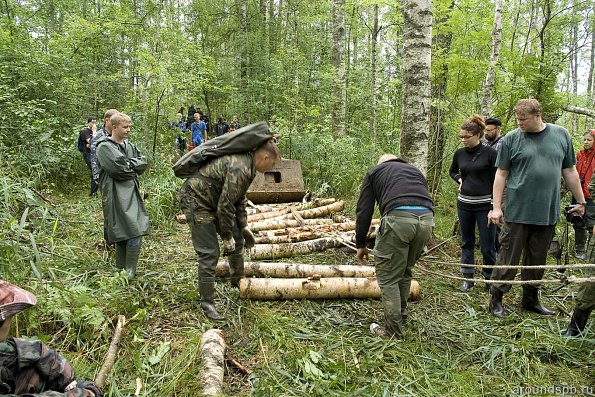 На болоте выкладываем дорожку для б/п