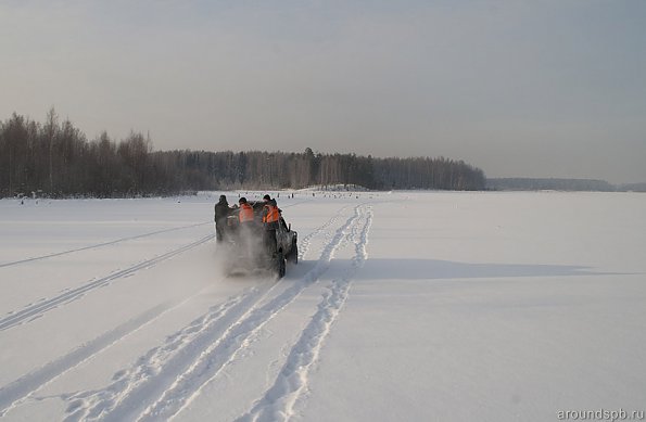 Соседний джип стремительно уходит вперед