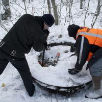 Башня перевернута и превращена в мусорную яму