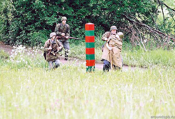 Немецкие разведчики "снимают" часового