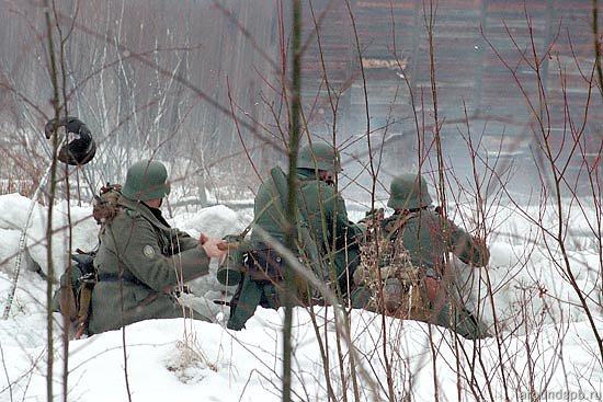 Немецкое боевое охранение огрызается огнём... 