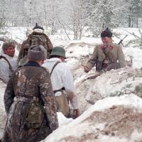 Финны покидают траншеи, красный командир доволен исходом боя... 