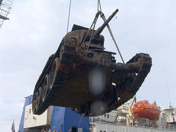 Танк БТ-5 переносят на берег 