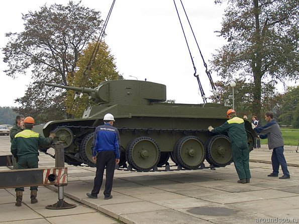 Танкт БТ-5. Установка на место