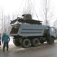 Танк поместился в кузов камаза-самосвала