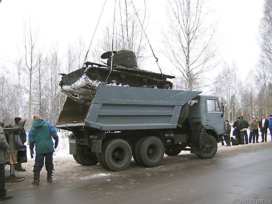 Танк поместился в кузов камаза-самосвала