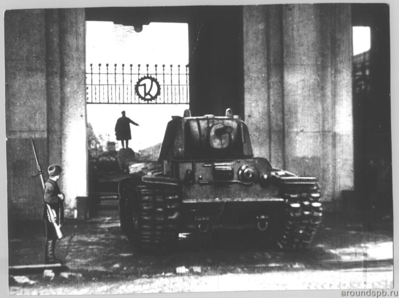 Танк КВ-1 выезжает из ворот Кировского завода
