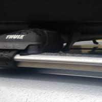 Зазор между "крабами" крепления бокса Thule на поперечинах Thule Wingbar Edge и крышей составляет 7-10 мм