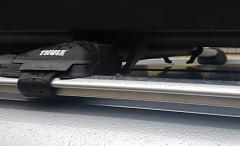 Зазор между "крабами" крепления бокса Thule на поперечинах Thule Wingbar Edge и крышей составляет 7-10 мм