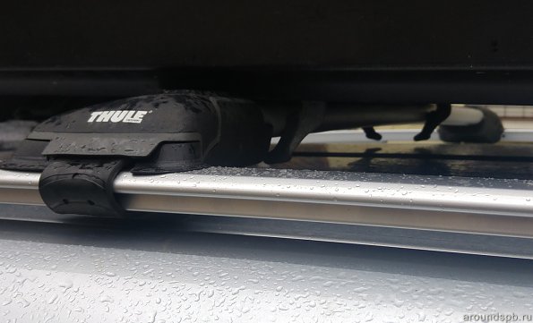 Зазор между "крабами" крепления бокса Thule на поперечинах Thule Wingbar Edge и крышей составляет 7-10 мм