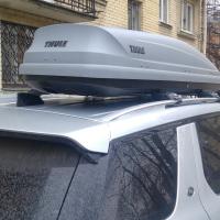 Зазор между "крабами" крепления бокса Thule на поперечинах Thule Wingbar Edge и крышей составляет 7-10 мм