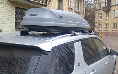 Зазор между "крабами" крепления бокса Thule на поперечинах Thule Wingbar Edge и крышей составляет 7-10 мм