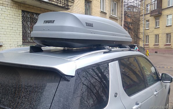 Зазор между "крабами" крепления бокса Thule на поперечинах Thule Wingbar Edge и крышей составляет 7-10 мм