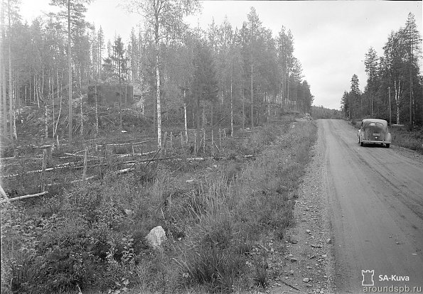 Vдlivaara, linnake tien varressa.