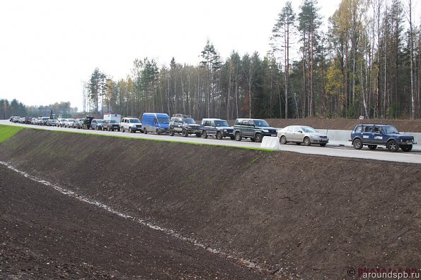 Парковка растянулась на сотни метров