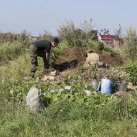 Шурф в отвале строймусора для мусора