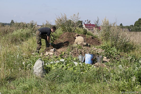 Шурф в отвале строймусора для мусора