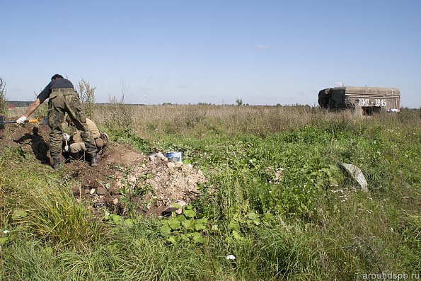 вокруг дота жители д.Оровка устроили помойку