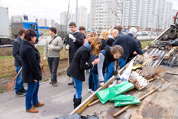 Участники разбирают инвентарь