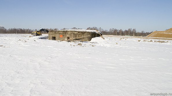 КНП посреди пустой площадки