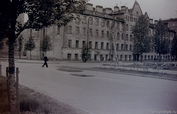 дом на углу ул.Пинегина (Карловская ) и ул.Ткачей. снесен в начале 1960-х 