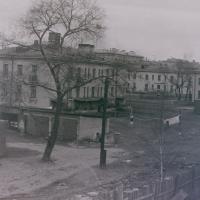 слева дом №12 к.1 по ул.Крупской. 