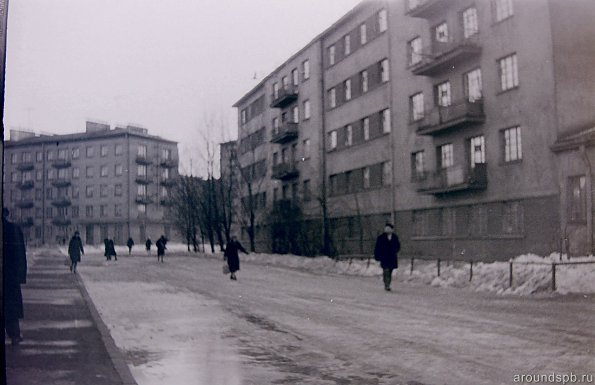 Слева вдали дом №33 по ул.Крупской (Московская), справа - дом №46 по ул.Ткачей