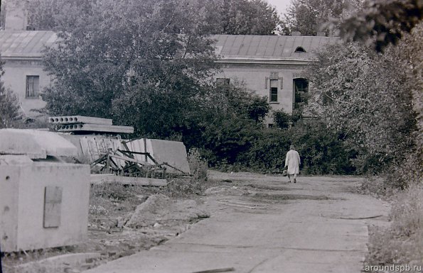 вид на дом №43 к.3 по ул.Бабушкина. 1981 год. тут мне чуть глаз не выбили :) (А.Ш.)