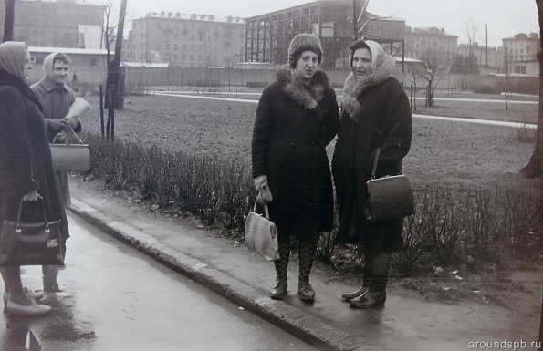 у строящейся ст.метро Ломоносовская