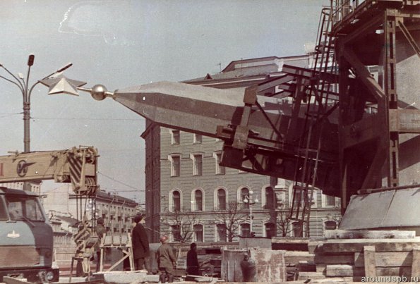 Окончательная огранка и полировка были произведены в Ленинграде на Площади Восстания