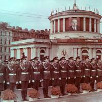 Установлен 8 мая 1985 года