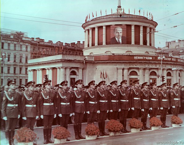 Установлен 8 мая 1985 года