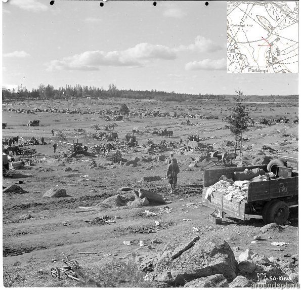 Центральная часть колонны 43-й дивизии на поле у деревни Порлампи