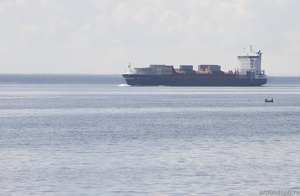 океанское судно на подходе к порту Петербург