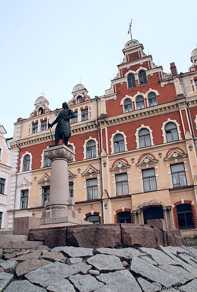 памятник Торгильсу Кнутссону - основателю Выборгского замка