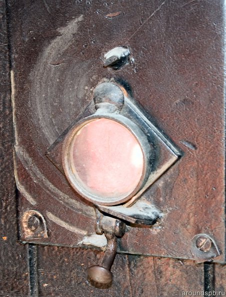Дверной глазок. Вход в Финляндский банк (Сберкасса). 1910 год. арх. Г.Нюстрём