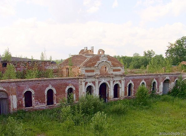 Комплекс представляет собой три внутренних двора, окруженных корпусами конюшен