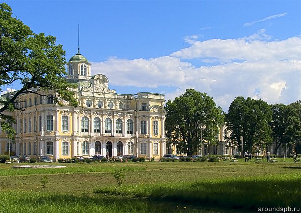 Первоначально мыза Знаменская, расположена на Петергофской дороге между Стрельной и Петергофом