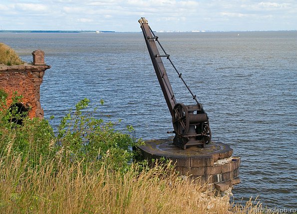 кран в гавани форта Зверев